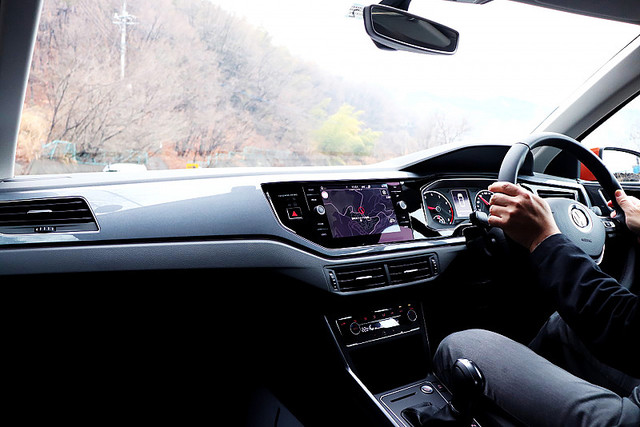 新型vwポロ 試乗 視界良好 エッジあるデザインで 運転時にボディサイズ拡大は気になりません ライブドアニュース