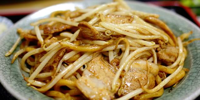 中華麺の太麺を使用する「なみえ焼そば」。具材はモヤシと豚肉、濃厚ソース味だ（1207Blue / PIXTA）