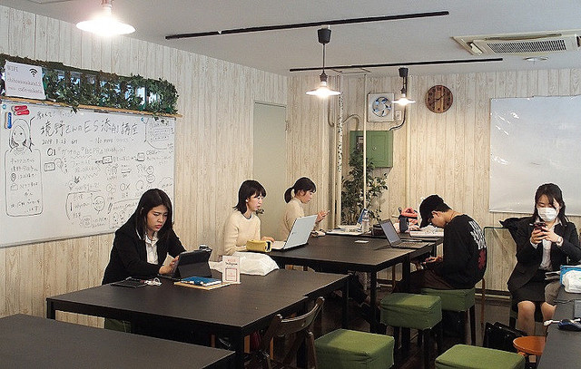 春休みの就活カフェには常時20人前後の学生がいるという