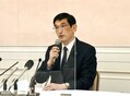 脱線事故の遺族らへの説明会後、会見に応じるJR西日本の長谷川一明社長＝６日午後、兵庫県伊丹市（藤木祥平撮影）