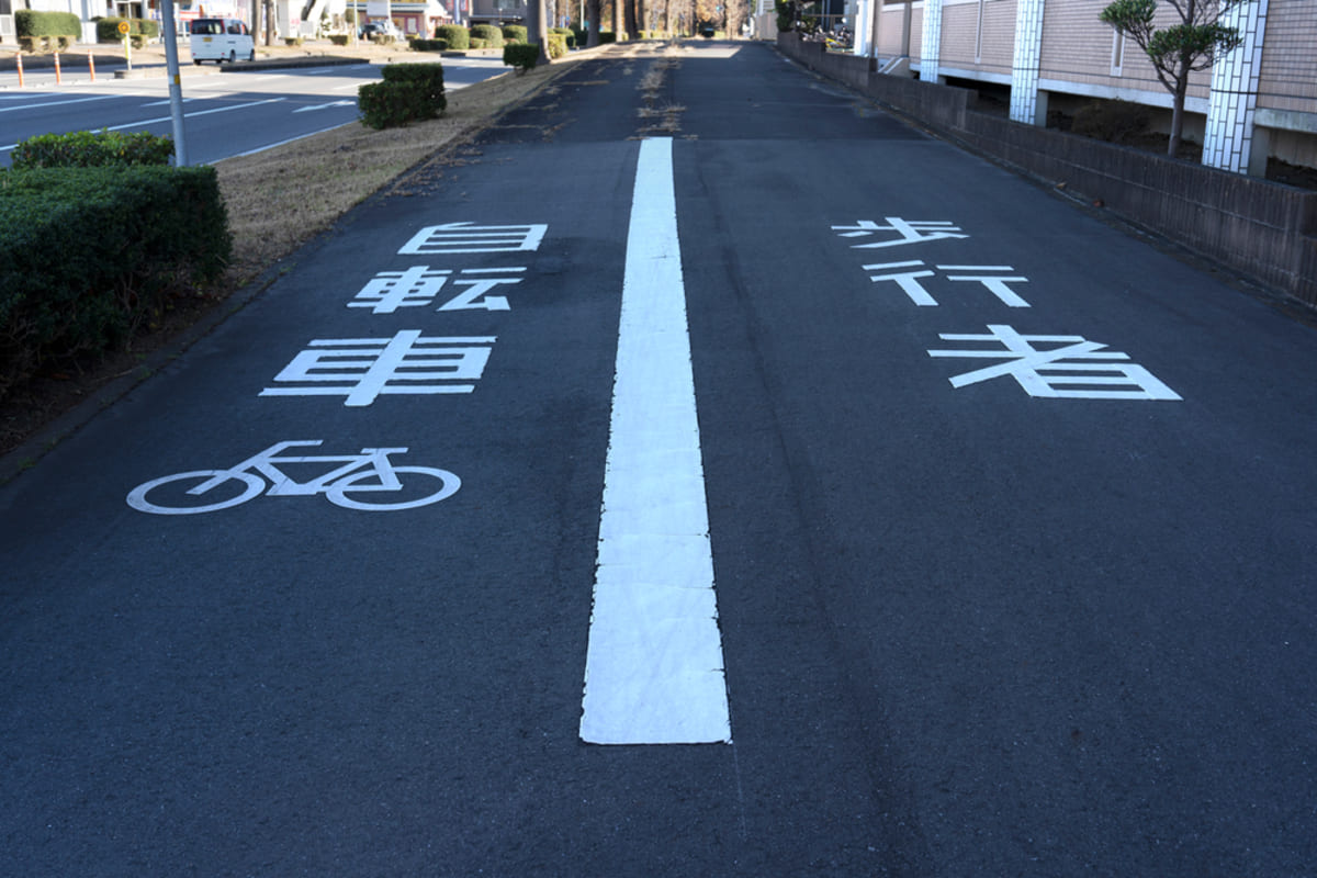 【2026年4月から】自転車の“歩道走行”が「青切符」の対象に!? 車道が危険なら“歩道走行OK”とのことですが「ロードバイク・クロスバイク」でも問題ないですか? 条件・注意点を確認