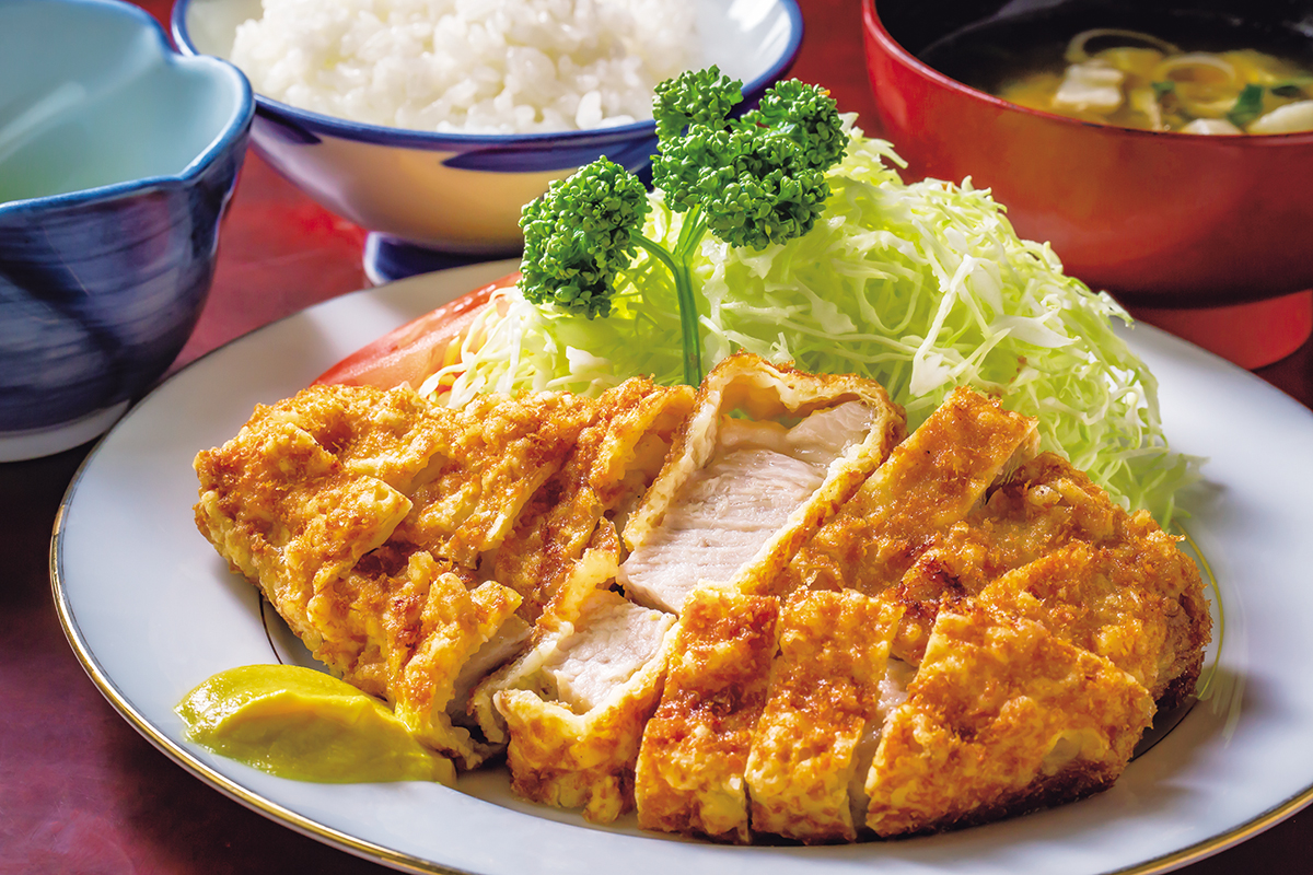 『とんかつ　とんき　目黒本店』ロースかつ定食　2500円　衣が軽くて香ばしい。縦横に切る「かつ切り」も昭和14年の創業から変わらない。肉は国産