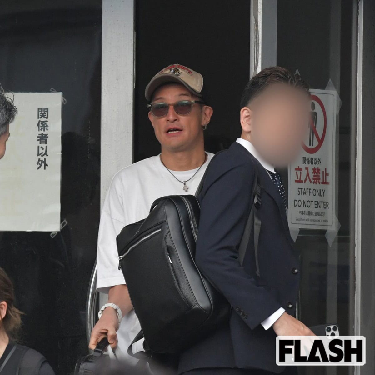  公演後、姿を現わした松岡昌宏（写真・馬詰雅浩） 