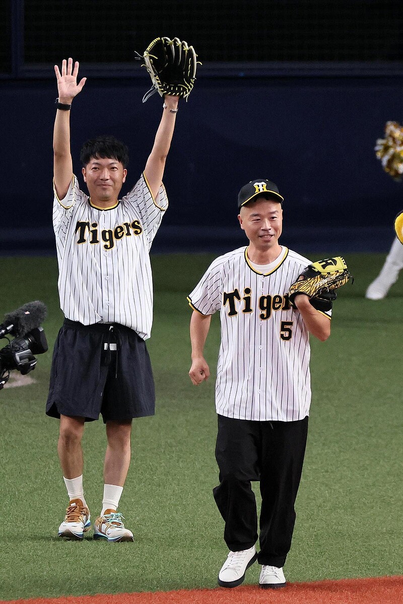  アキナ。体調不良を公表した秋山賢太は左 