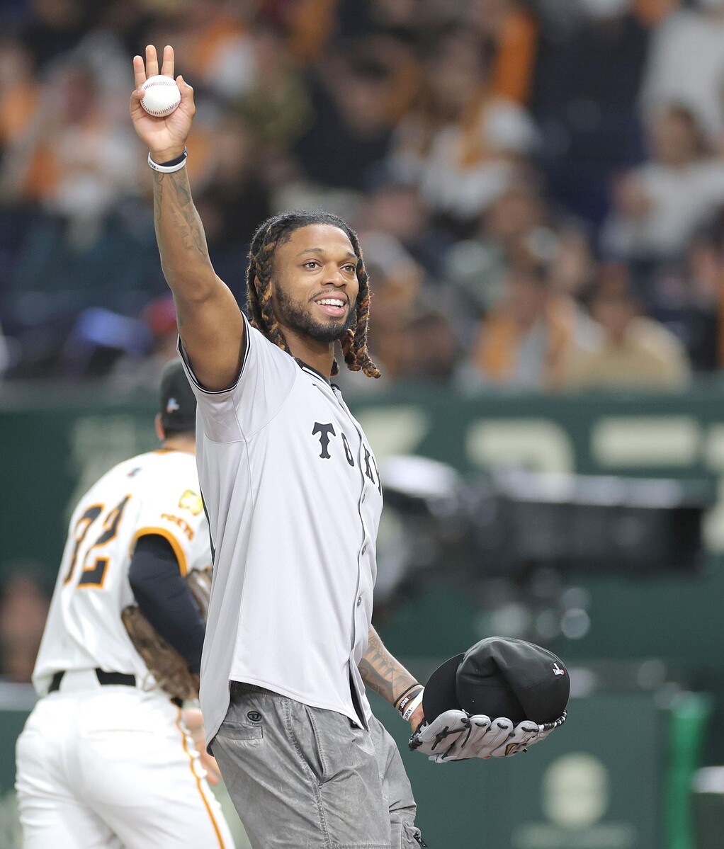 スポーツハプニング 巨人戦 ＮＦＬ選手のハムリンが始球式 あっという間に終了のハプニング - ライブドアニュース
