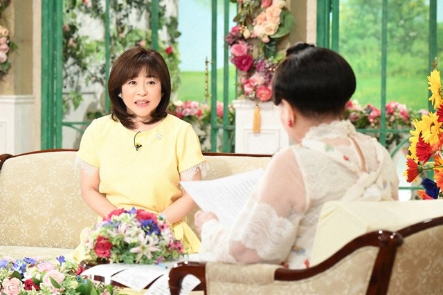 黒柳徹子さん(右)とトークを繰り広げる松本明子さん
