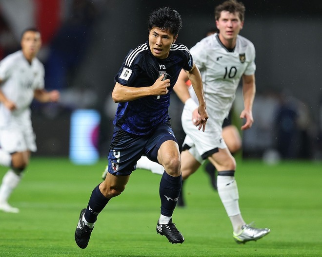 インドネシア戦で代表デビューの鈴木。堂々としたプレーで完勝に貢献した。写真：梅月智史（サッカーダイジェスト写真部）