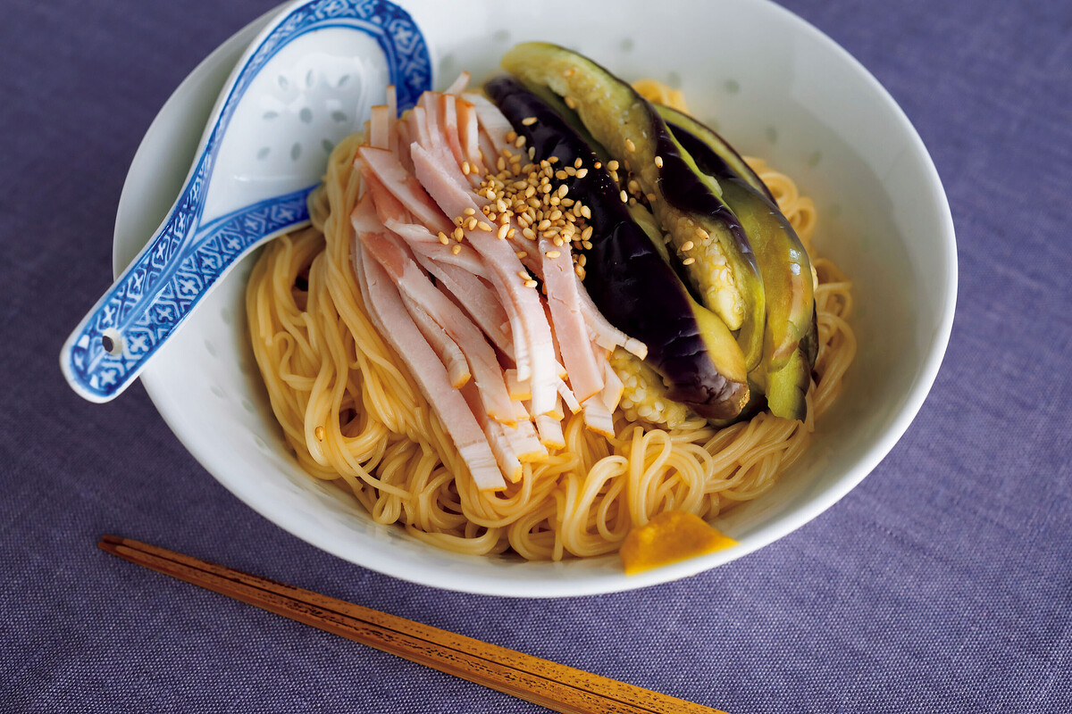 夏の在宅ランチに悩んだら。編集者が愛する『蒸しなすとハムの中華あえ麺』そうめんで