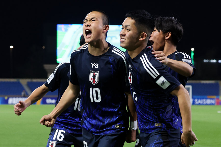 吉田湊海がUAE戦で圧巻の2ゴールを決めてみせた(10番)【写真:Getty Images】