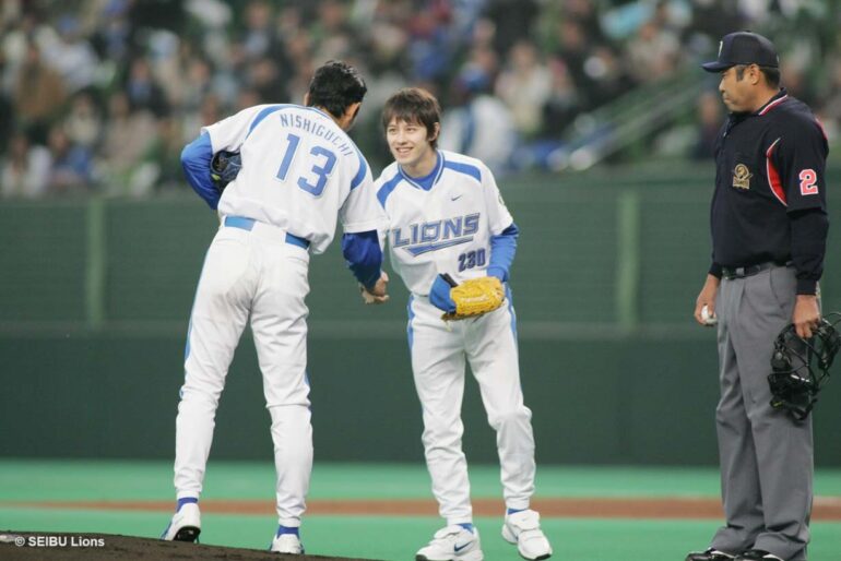 2007年に始球式を務めたウエンツ瑛士さん（球団提供）