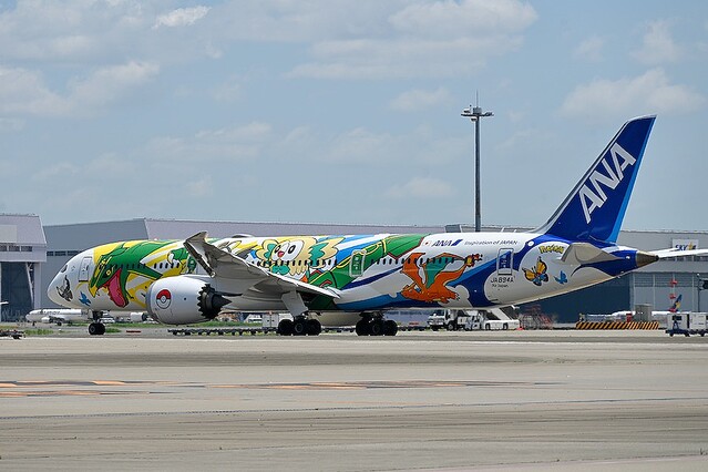 ANA、7年ぶりポケモン塗装機「ピカチュウジェット」就航 羽田にファン