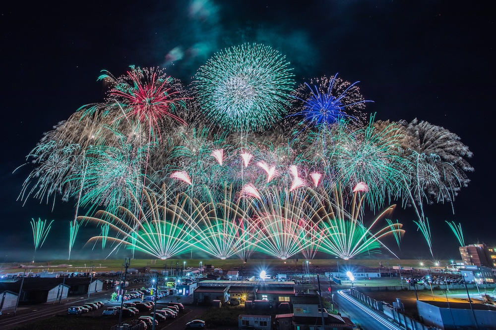 桑田佳祐、9月開催の<東北未来芸術花火2026~明日へのマーチ 桑田佳祐SP~>開演前にライブ傑作選を鑑賞する特別プログラム上映決定