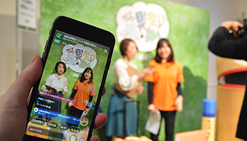 「文具祭り2019」で行われたライブコマース配信。東急ハンズバイヤーが注目アイテムの魅力を発信した