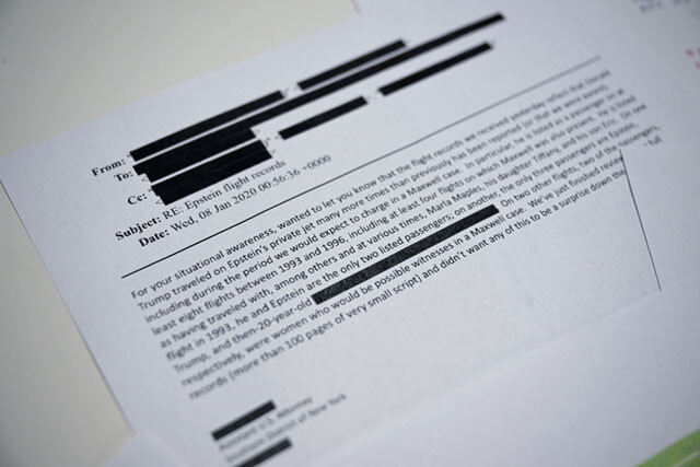 約350万ページに及ぶ「エプスタイン・ファイル」。黒塗りの箇所もあるが、次々と大物セレブの名前が飛び出すその内容に、欧米では大騒ぎが続く。なおエプスタイン氏本人は2019年、勾留中に死亡している