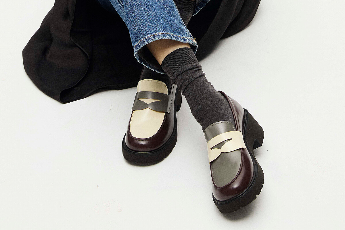 カンペール“左右非対称”「ツインズ」24年秋冬、厚底ローファーや鮮やか