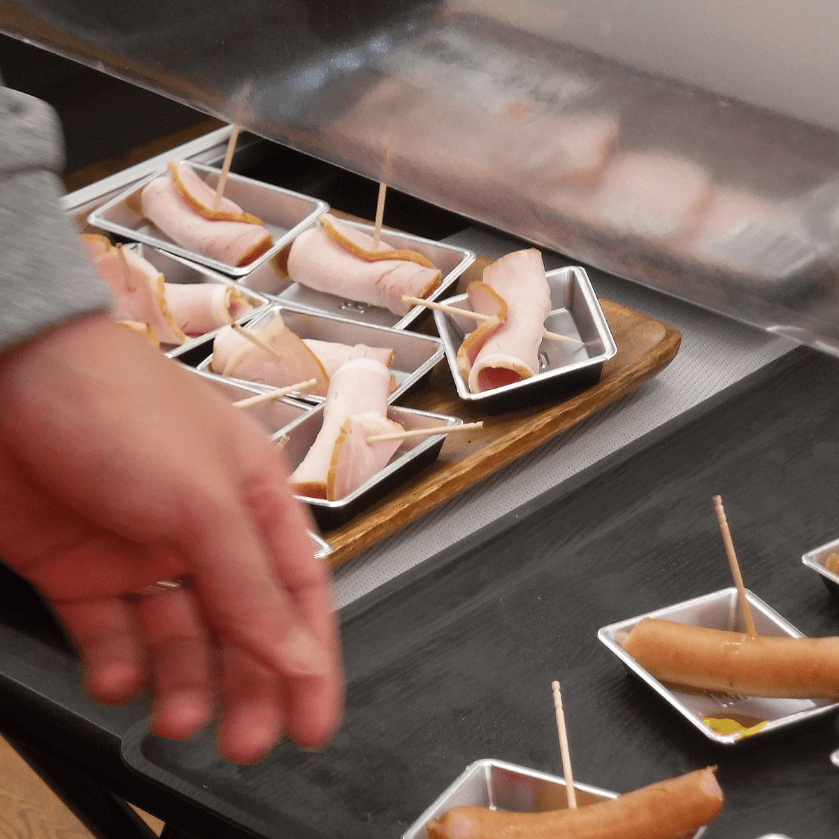 散々試食して結局買わないで帰るのは罪？　※画像はイメージです（9**************m/photoAC）