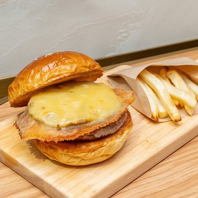 【画像】チーズとホワイトソースの新食感「ふわとろチーズバーガー」！mosh Grab’n Go（モッシュグラブアンドゴー） 3/7