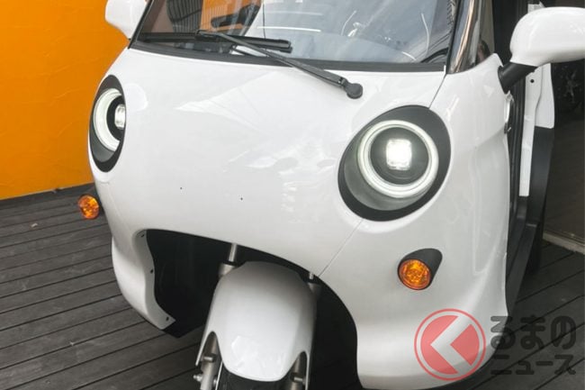 新型「“3人乗り”トライク」発表！ 世界初の“すごいバッテリー”搭載