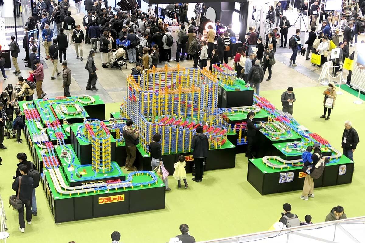 【CP+よもやま話】恒例プラレールは26段で昨年の3割増、子どもカメラマンも大活躍！