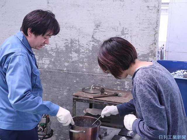 東京高圧工業で鋳造体験。溶けた錫を型に流し込む