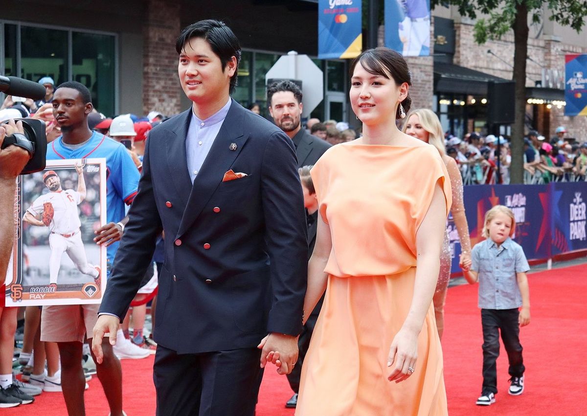 米大リーグ球宴/レッドカーペットを歩く大谷と真美子さん