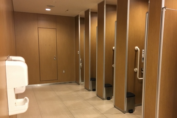 トイレにスマホを持ち込んでいると…痔を悪化させる8つの生活習慣