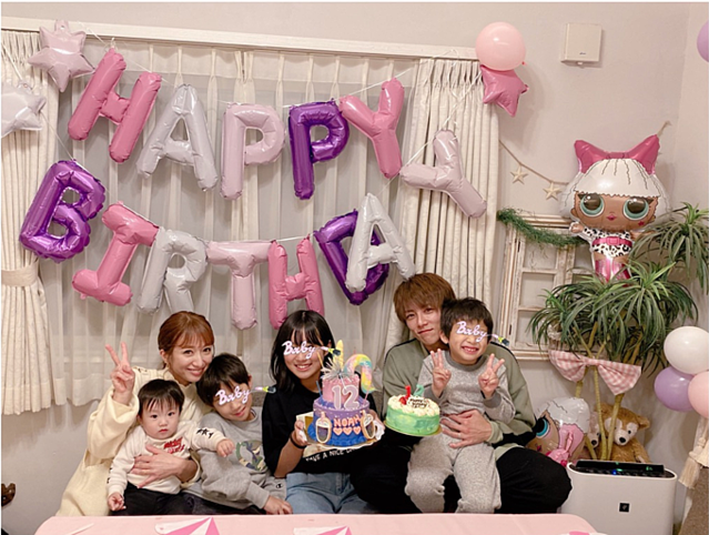 辻希美 長女の12歳の誕生日祝いで家族6人shotを公開し ついに私がデビューした歳に自分の子が ライブドアニュース
