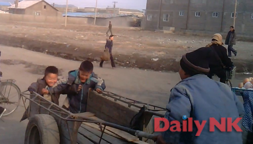 2017年3月に撮影された、清津市の水南市場の裏通りで遊ぶコチェビたち。周りの視線を気にしながら物乞いしていた以前とは異なり、生き生きとした様子だ。（画像：デイリーNK）