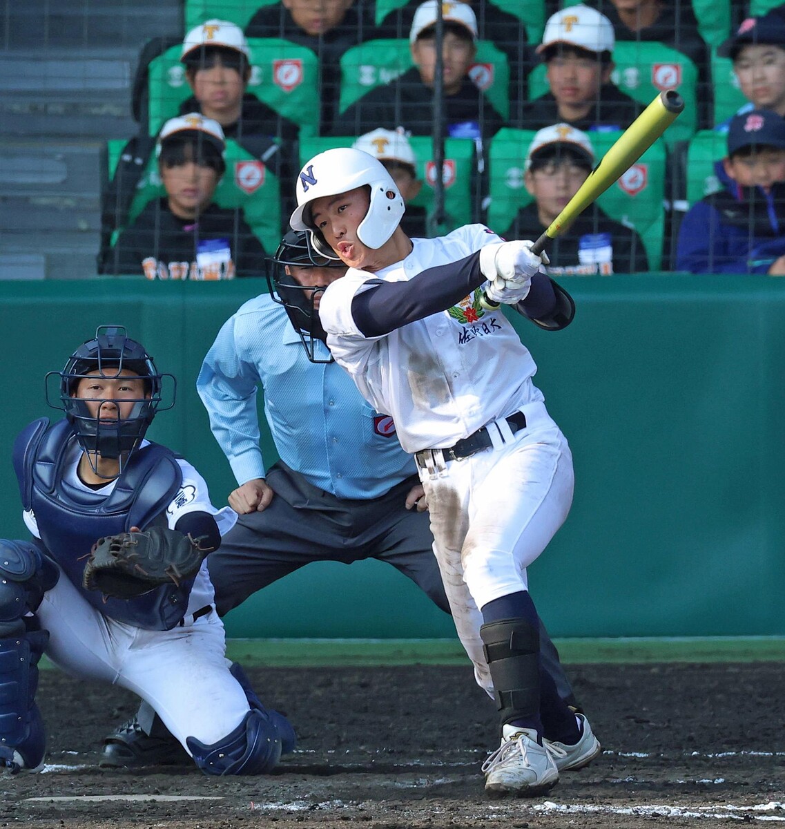 9回、右前打を放つ佐野日大・中村盛汰(撮影・立川洋一郎)