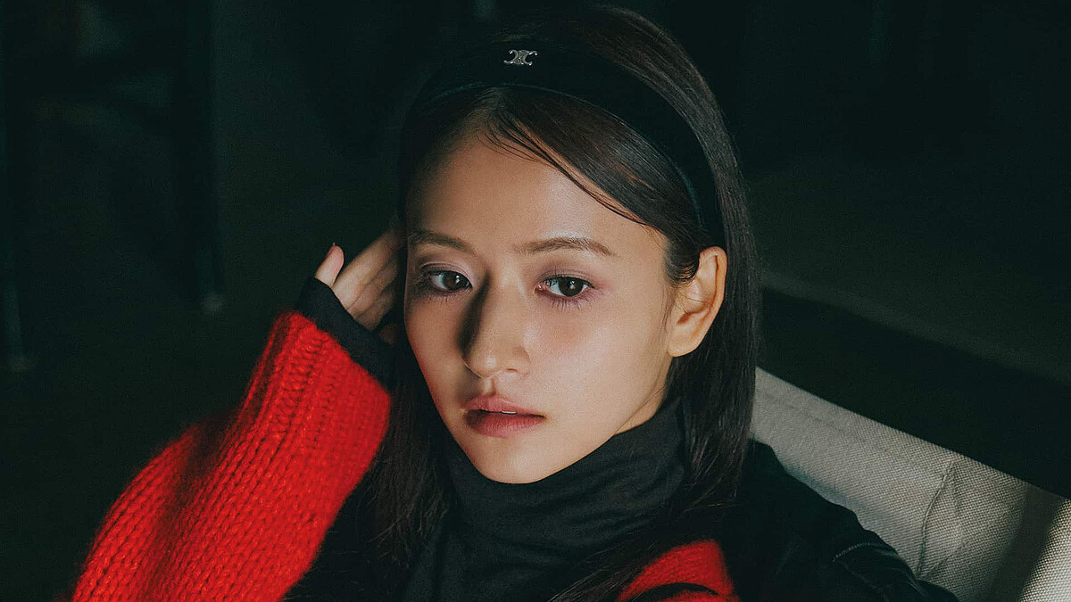 上品さをアピールできる「CELINE」のヘアアクセ トリオンフのモチーフ