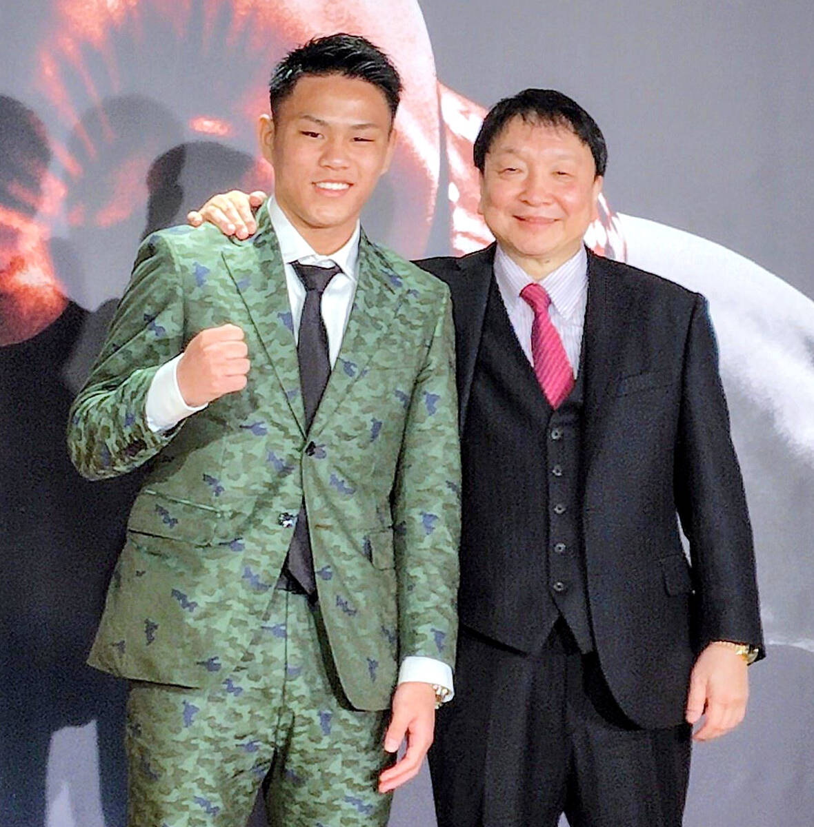 プロ転向を発表した藤木勇我（左）と大橋ジムの大橋秀行会長（カメラ・勝田　成紀）