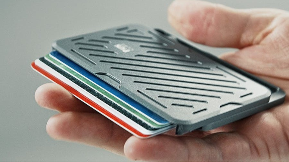 指が勝手に触りたがるやつ。3タイプの操作感で選べる金属ミニ財布