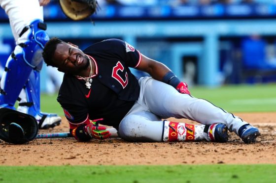 山本由伸から死球を受けて悶絶するガーディアンズのアンヘル・マルティネス【写真：黒澤崇】