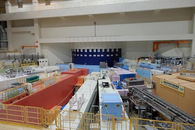 J―PARCの物質・生命科学実験施設(MLF)実験ホール
