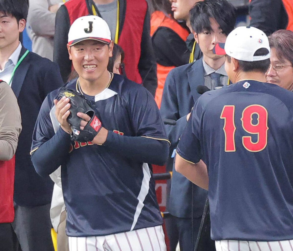 グラウンドに姿を現した岡本和真（左）と菅野智之　（カメラ・上村　尚平）