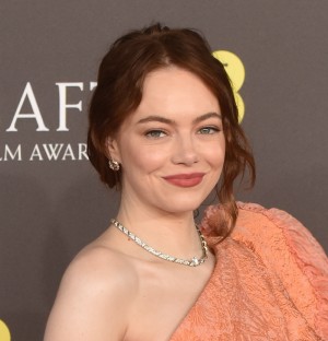 エマ・ストーンがカンヌ国際映画祭のレッドカーペットに登場。胸元に大胆なカットを施したドレス姿を披露した