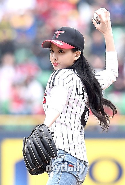 画像】【PHOTO】TWICE ナヨン、始球式に登場“球場を明るくする笑顔” 9