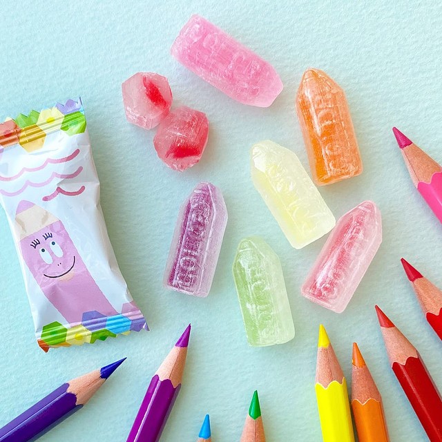 カラフルなデザイン×8種類の味！カンロ 色えんぴつキャンディ