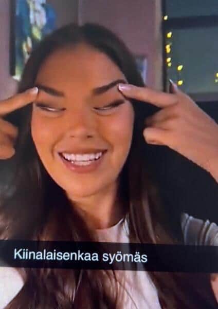 SNS上で拡散された写真。サラ・ザフチェ氏の仕草が問題視された