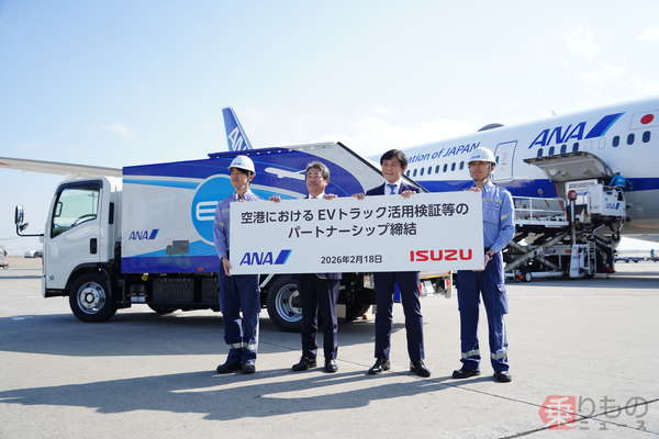 羽田空港にANAらが導入の「エルフEV」をベースにしたカーゴトラック(乗りものニュース編集部撮影)。