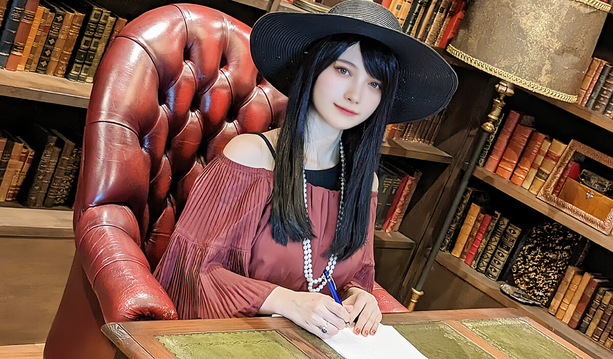 クリムゾン　漫画家。25年にわたって成人向けの漫画を描き、電子書籍などで多くの販売実績を残す。商業コミック、電子コミックでの連載以外にも、アニメ制作、ゲーム制作など幅広く活動している。代表作はアニメ化もされた『蒼い世界の中心で』、成人向けとしてはケータイコミックサイトで1000万DLの『アイドル強制操作』、実写化もされた『クリムゾンガールズ』など