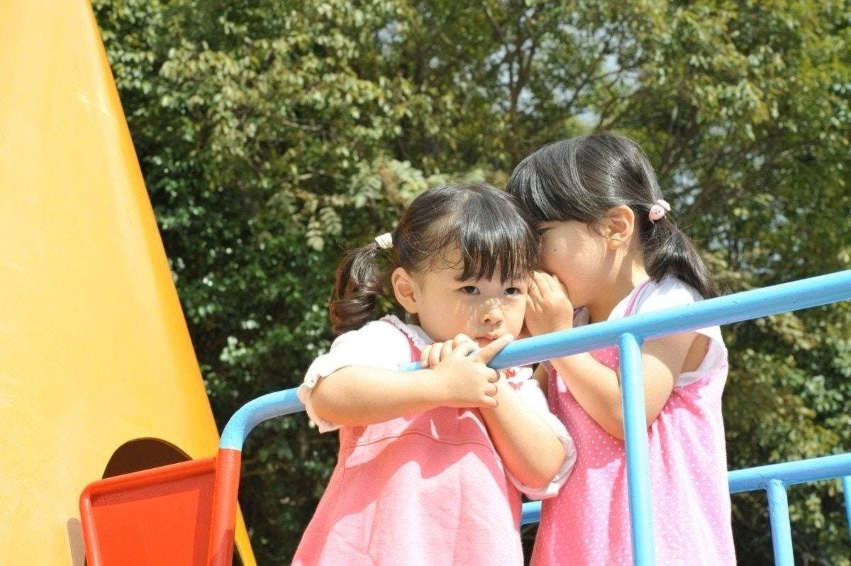 「おしりにブラジャーつけてる」学童で娘にバラされた母に共感「子どもってスピーカーですよね」【ママリ】