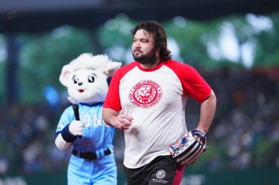 始球式に登場したプロレスラーのウルフ・アロン氏【写真:荒川祐史】