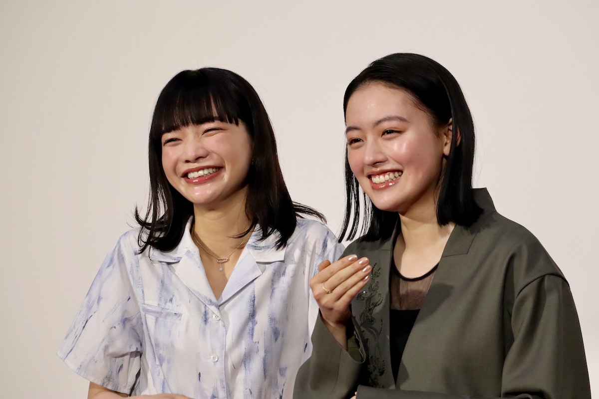 (左から)見上愛、上坂樹里
