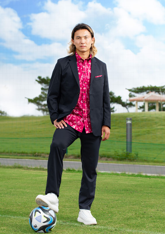 リゾート感はJ最強！FC琉球が発売した「公式スーツ」、南国沖縄