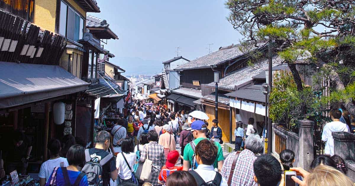 訪日客が地域の存続脅かす…無計画な「観光PR」のツケを支払う国民が悲鳴