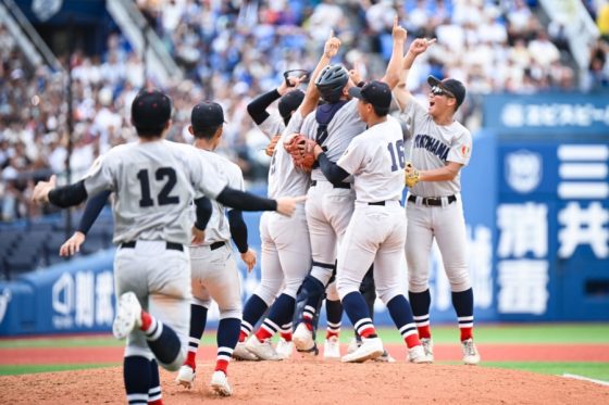優勝に喜びを見せる横浜ナイン【写真:中戸川知世】