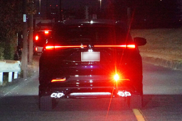 リアフォグランプをつけたクルマ（乗りものニュース編集部撮影）。
