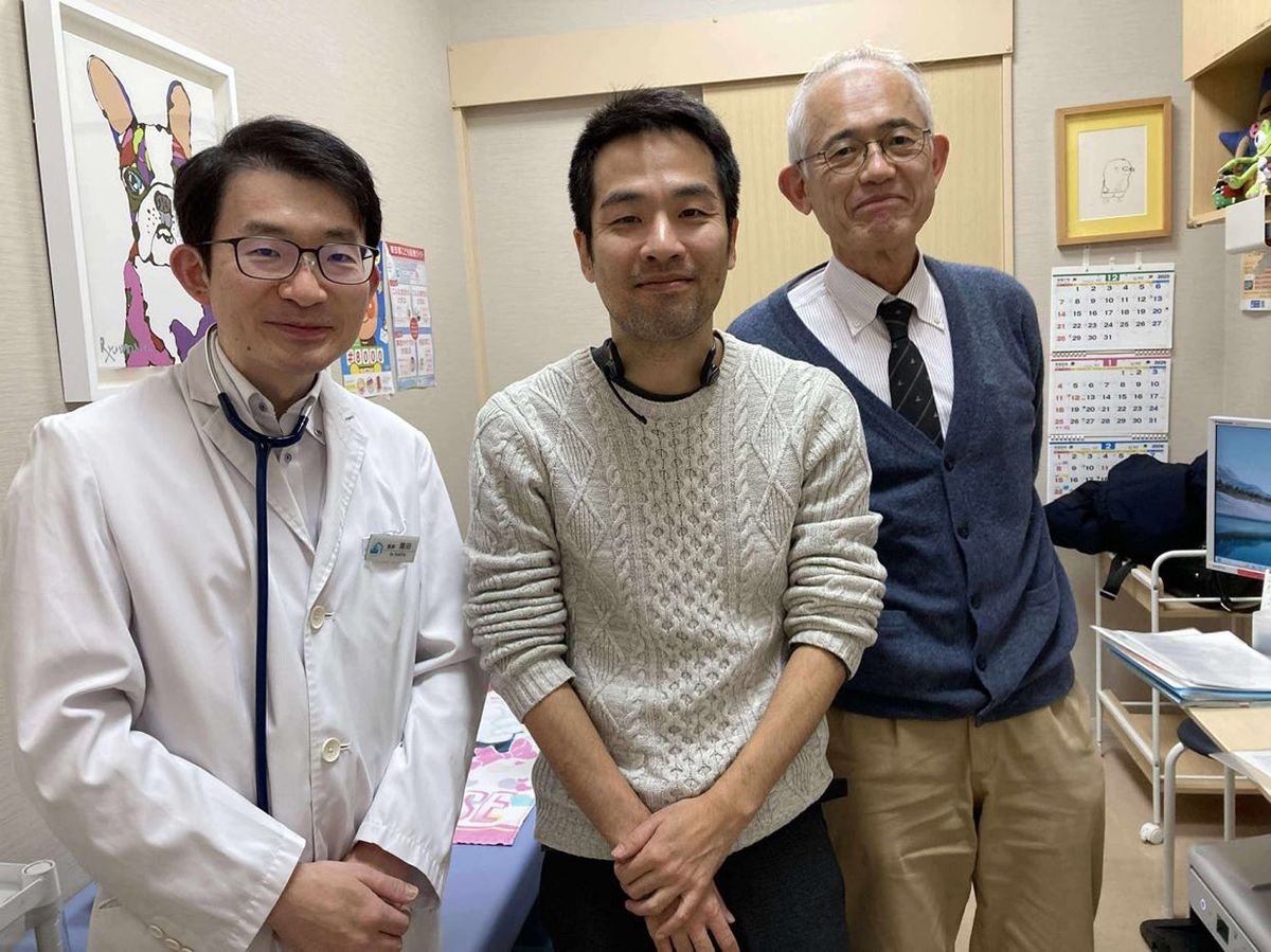 1月25日、ナビタスクリニック新宿にて。左から瀧田盛仁医師、平川知秀氏、杉浦康夫医師