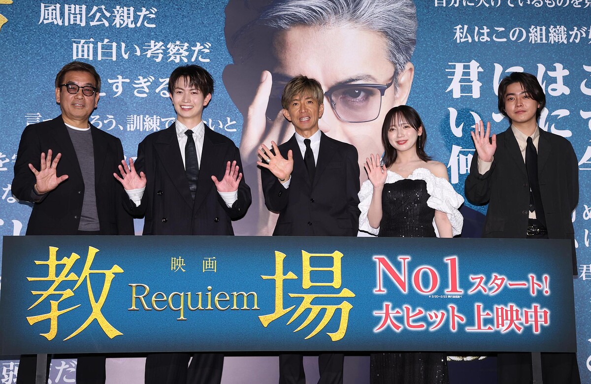 大ヒットに笑顔の(左から)中江功監督、綱啓永、木村拓哉、齊藤京子、倉悠貴(撮影・金田祐二)